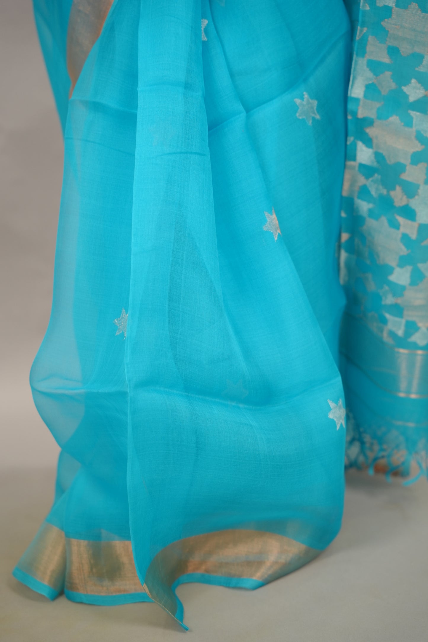 Sky Blue Handloom Muslin Silk Saree With jamdhani weaving | Looms & Tassels
