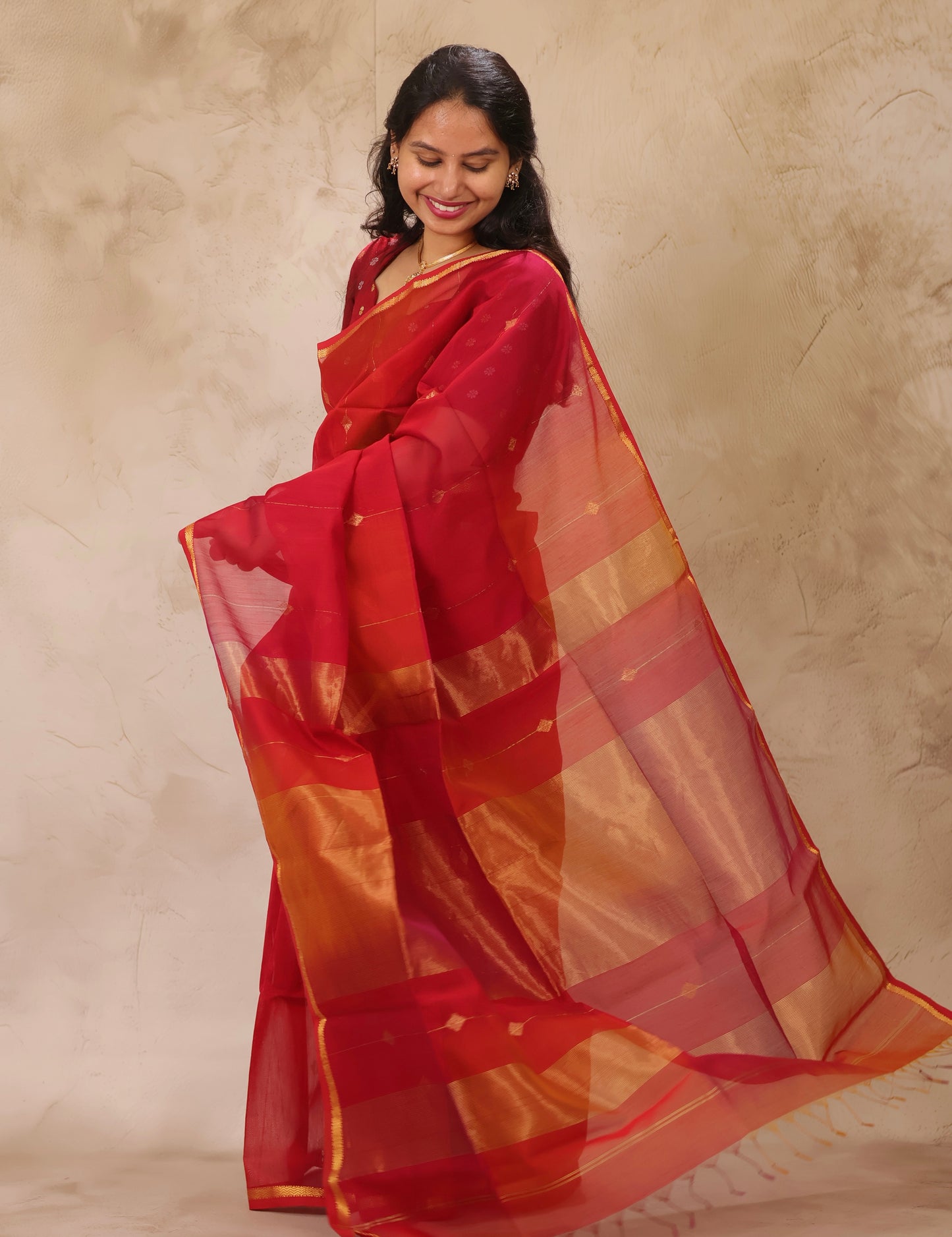 Red Dual Tone Handloom Maheswari Silk Cotton Sarees | Looms & Tassels