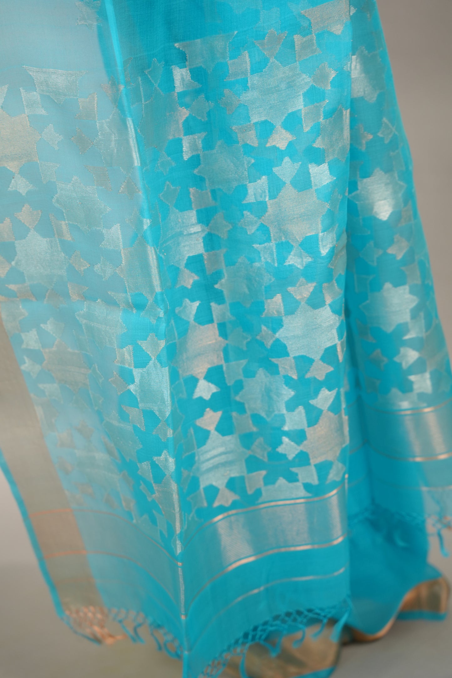 Sky Blue Handloom Muslin Silk Saree With jamdhani weaving | Looms & Tassels