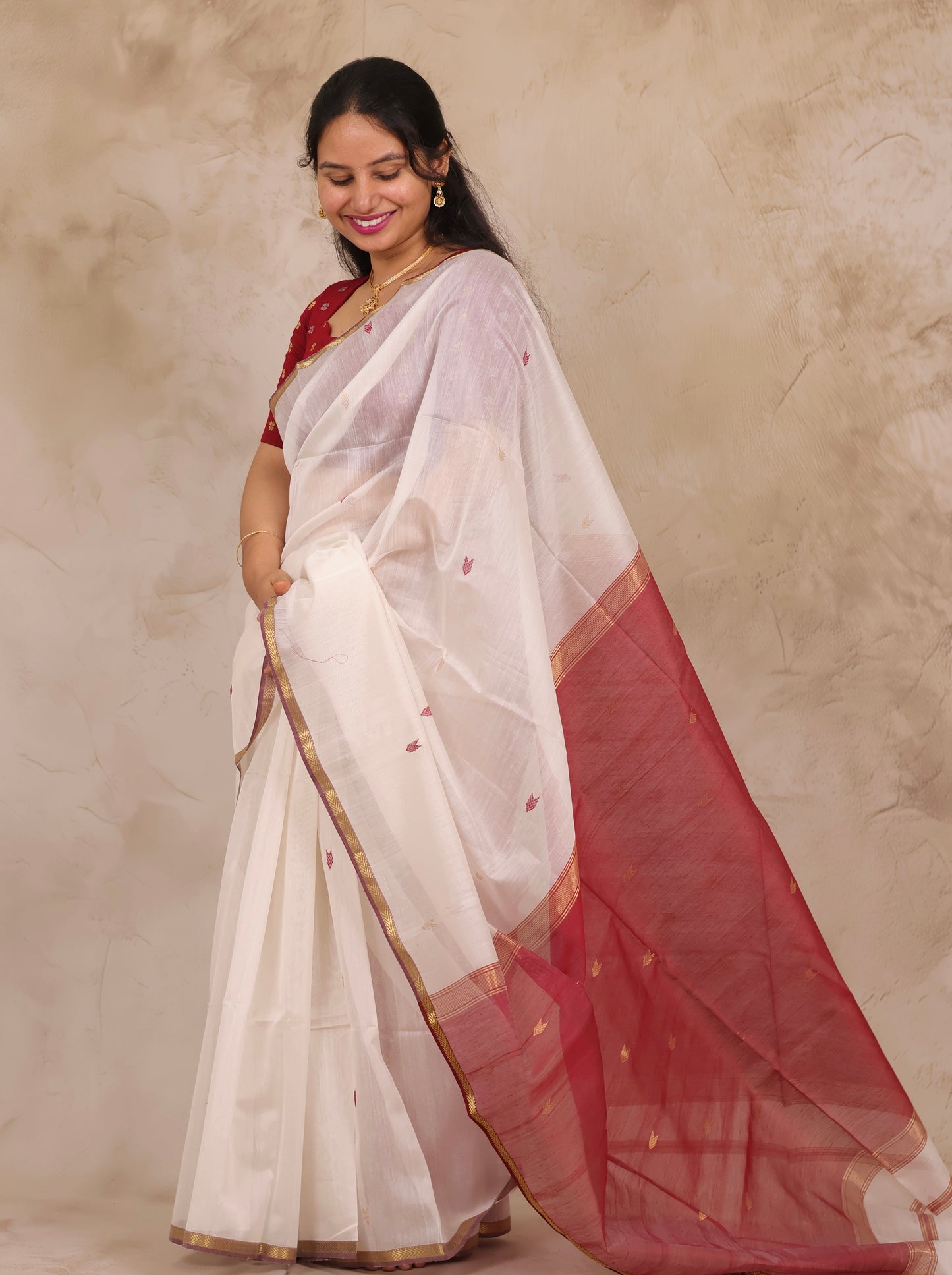 White & Maroon Handloom Maheswari Silk Cotton Sarees | Looms & Tassels