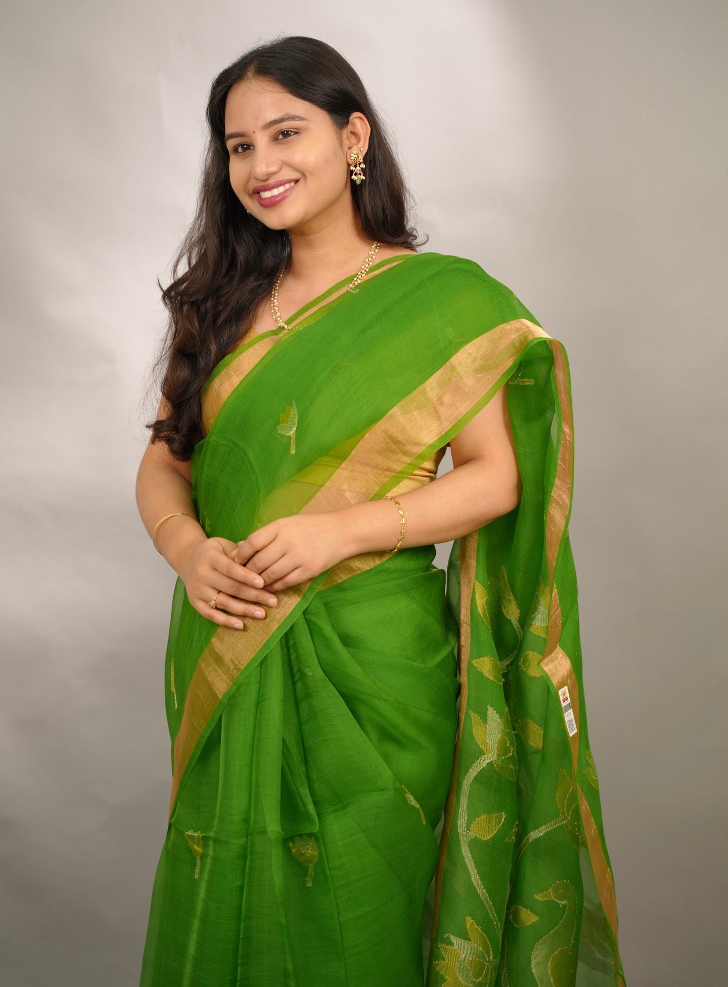 Paret Green Handloom Muslin Silk Saree With jamdhani weaving | Looms & Tassels