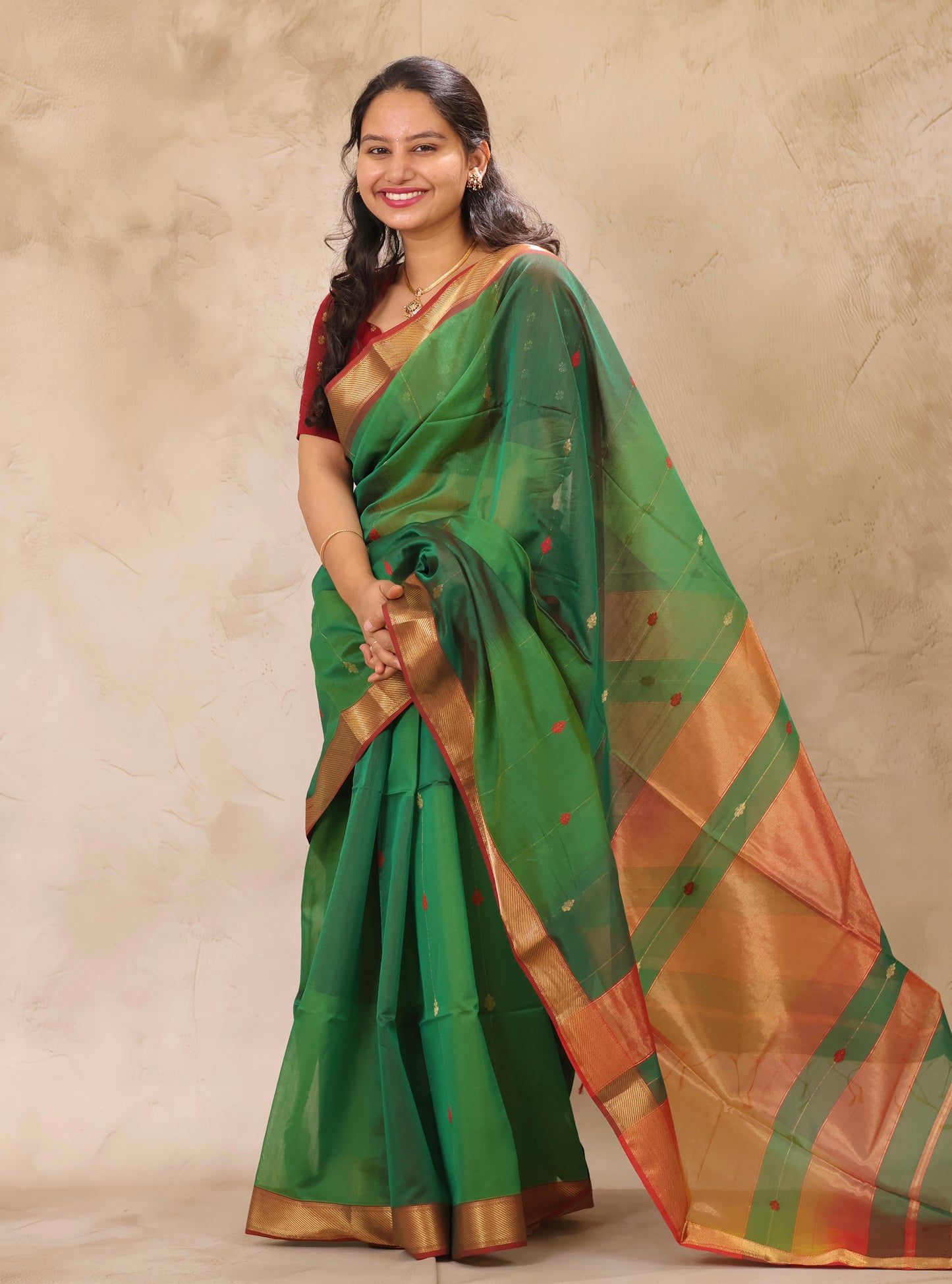 Green Dual Tone Handloom Maheswari Silk Cotton Sarees | Looms & Tassels