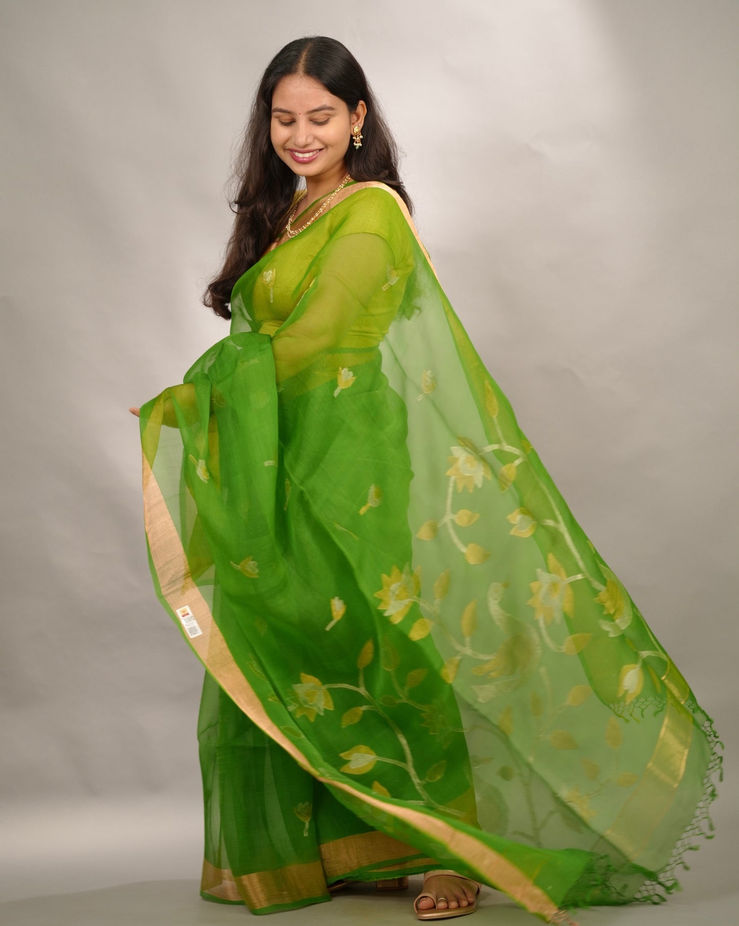Paret Green Handloom Muslin Silk Saree With jamdhani weaving | Looms & Tassels