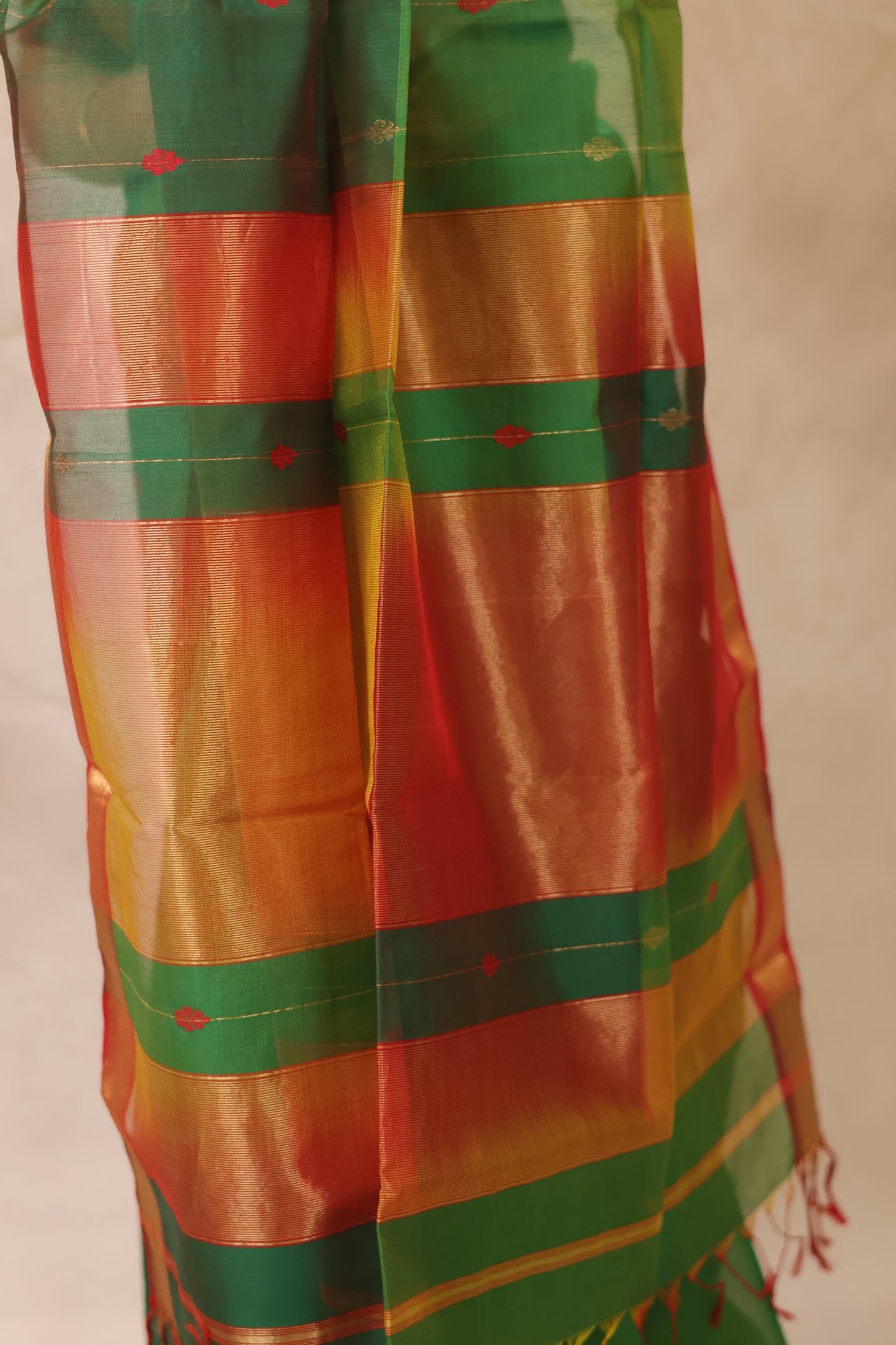 Green Dual Tone Handloom Maheswari Silk Cotton Sarees | Looms & Tassels