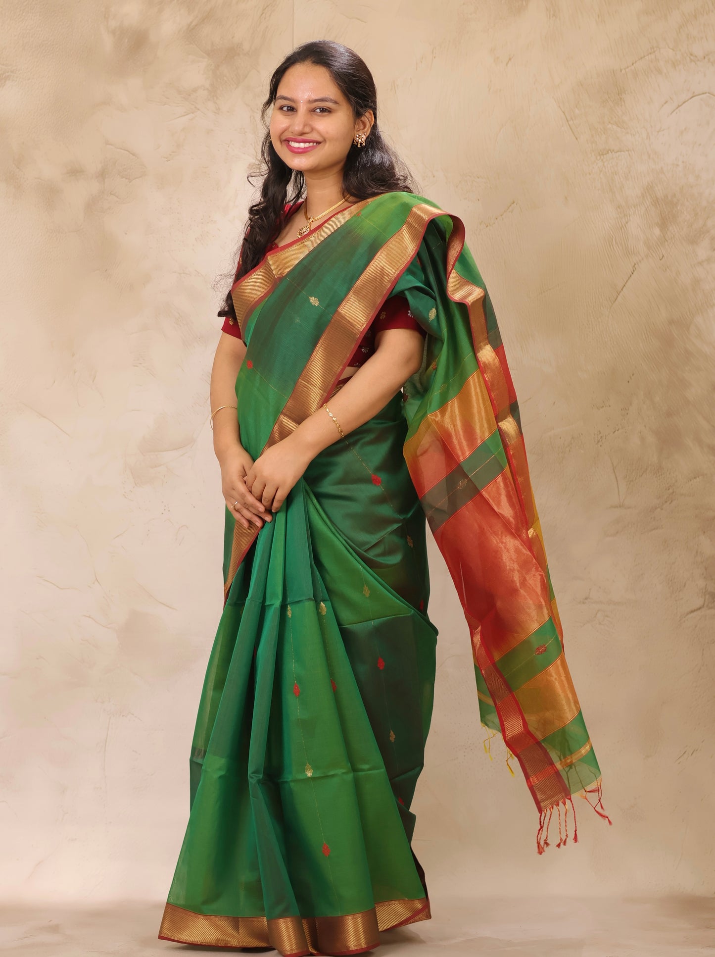 Green Dual Tone Handloom Maheswari Silk Cotton Sarees | Looms & Tassels