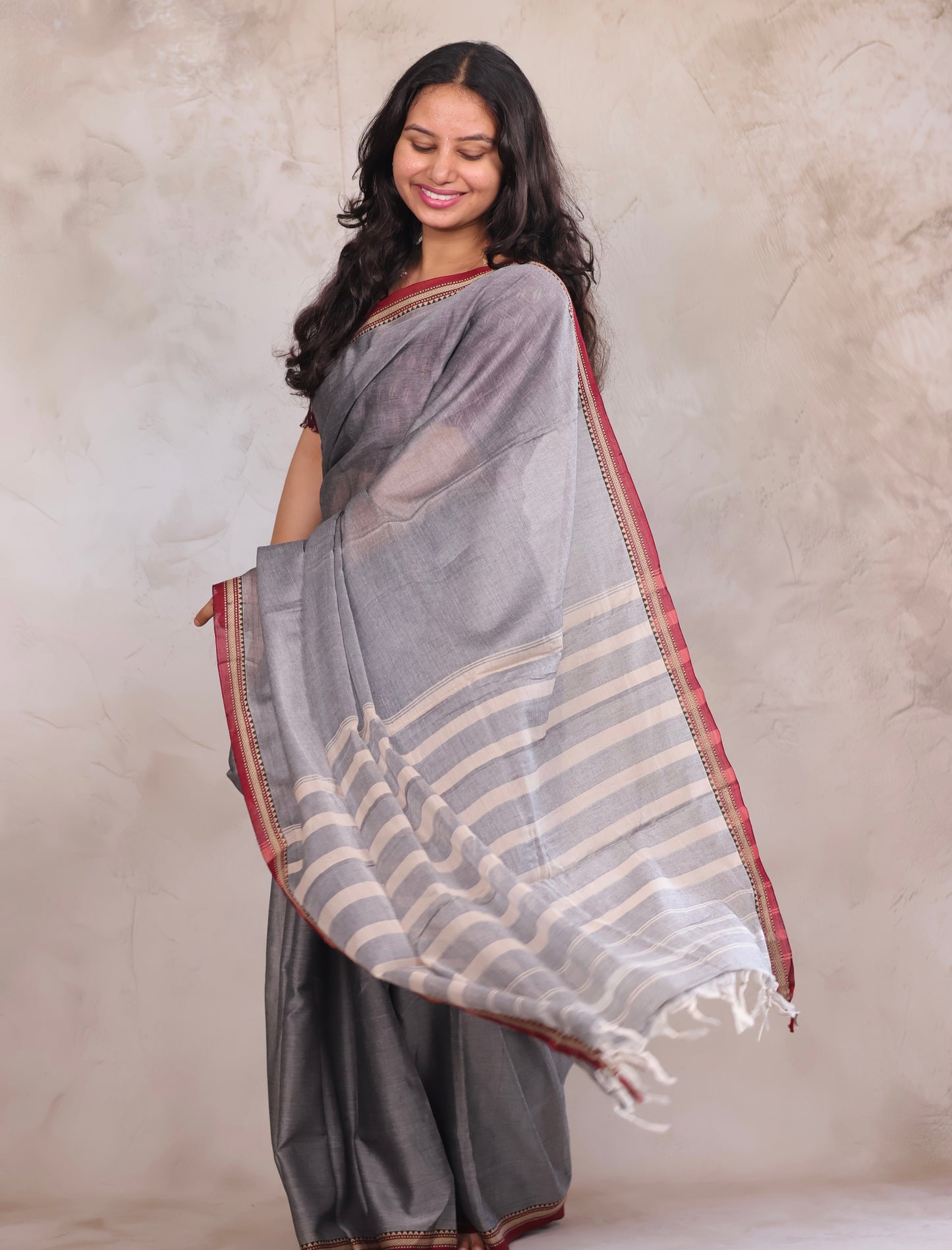 Grey Narayanpet Cotton Saree with Ikkat Blouse Piece | Looms & Tassels