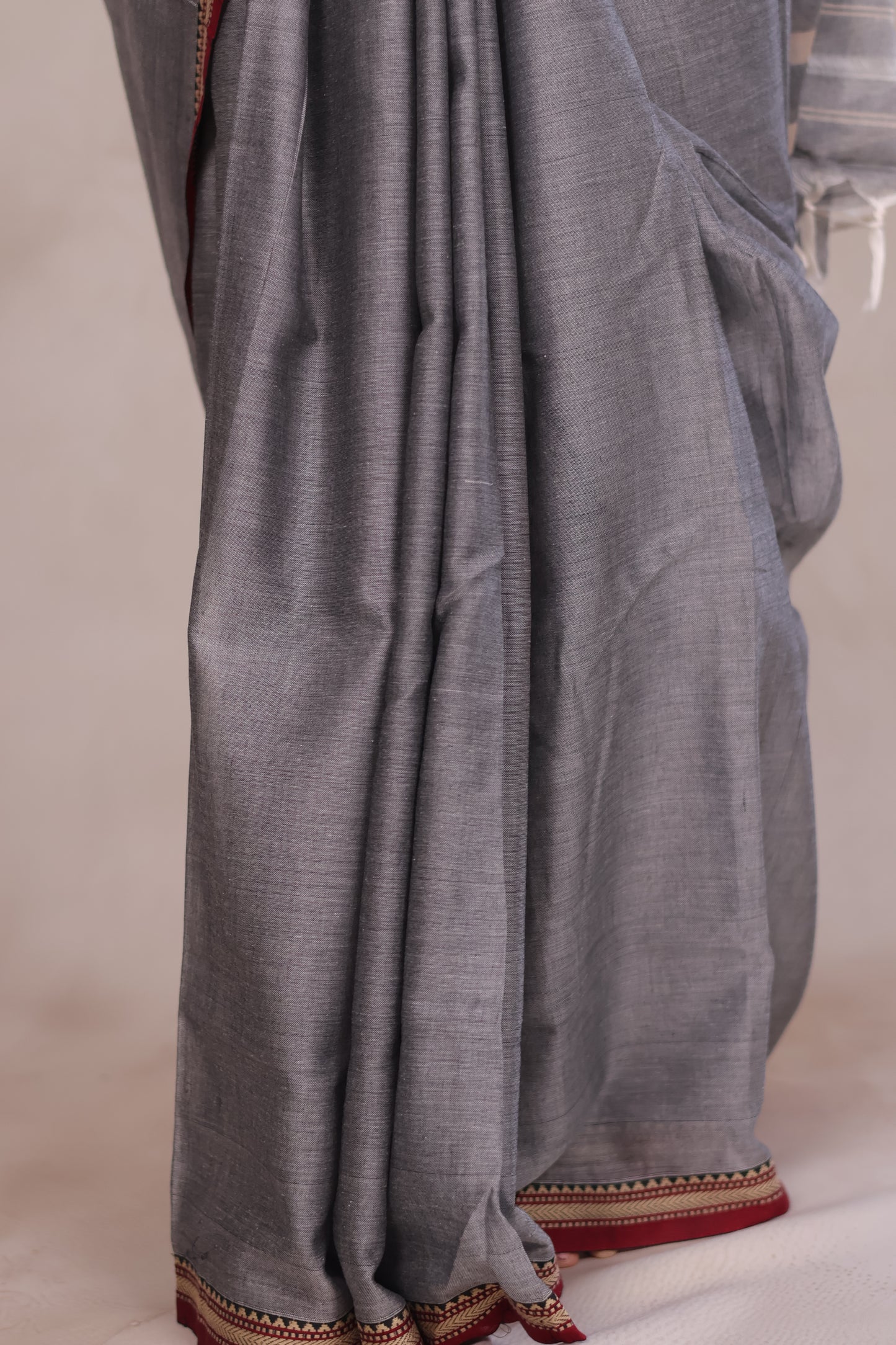 Grey Narayanpet Cotton Saree with Ikkat Blouse Piece | Looms & Tassels