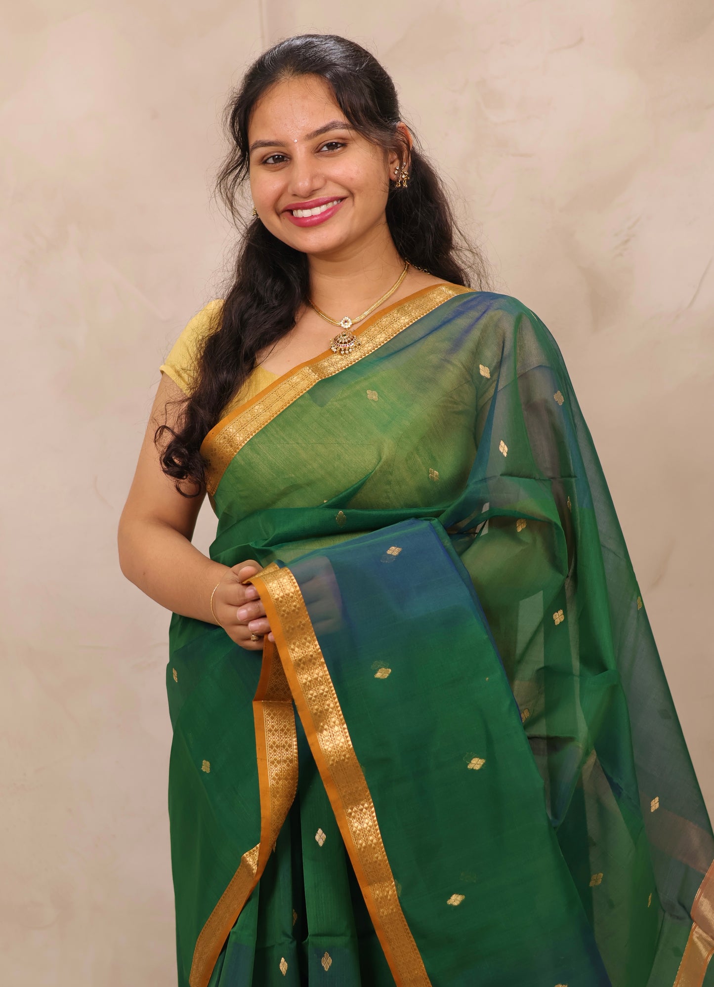Green Dual Tone Handloom Maheswari Silk Cotton Sarees | Looms & Tassels