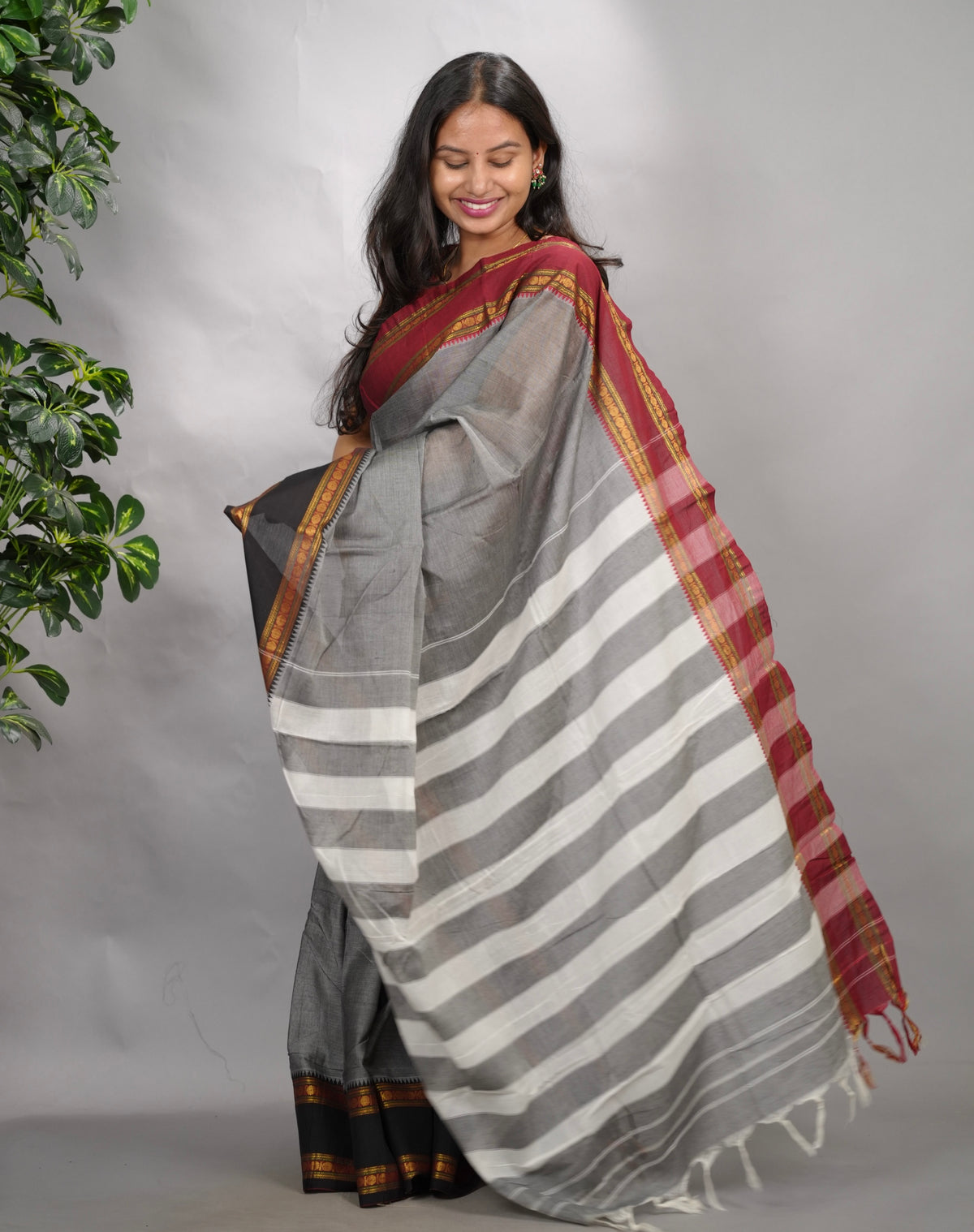 Grey Narayanpet Cotton Saree With Ganga And Jamuna Border | Looms & Tassels