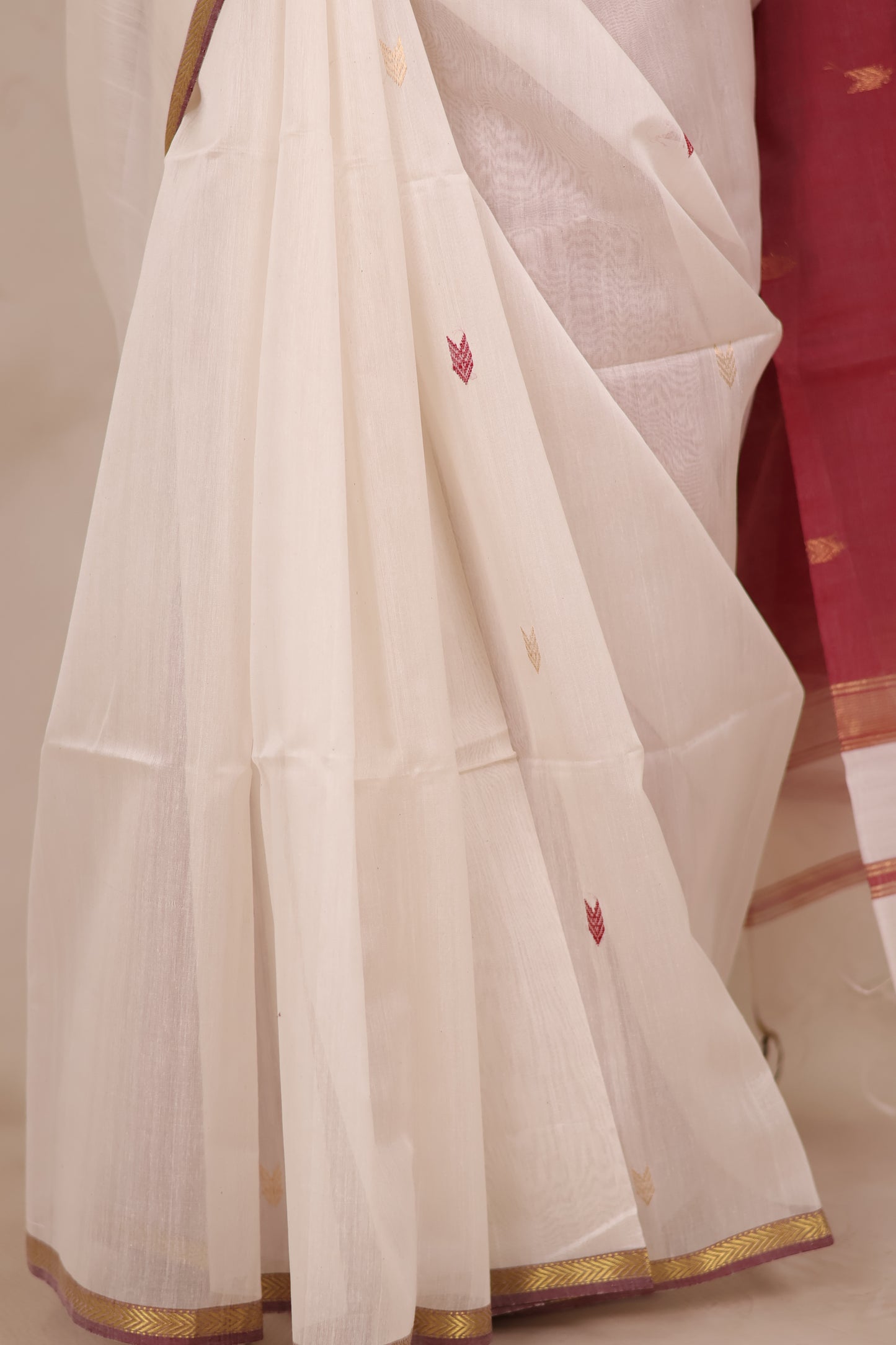 White & Maroon Handloom Maheswari Silk Cotton Sarees | Looms & Tassels