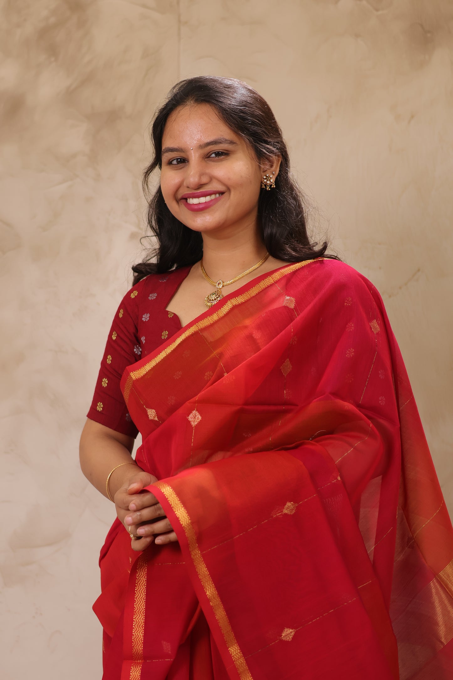 Red Dual Tone Handloom Maheswari Silk Cotton Sarees | Looms & Tassels