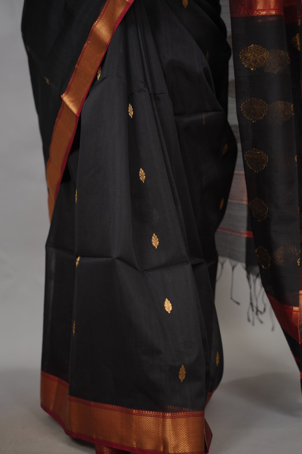 Black Handloom Maheswari Silk Cotton Sarees | Looms & Tassels