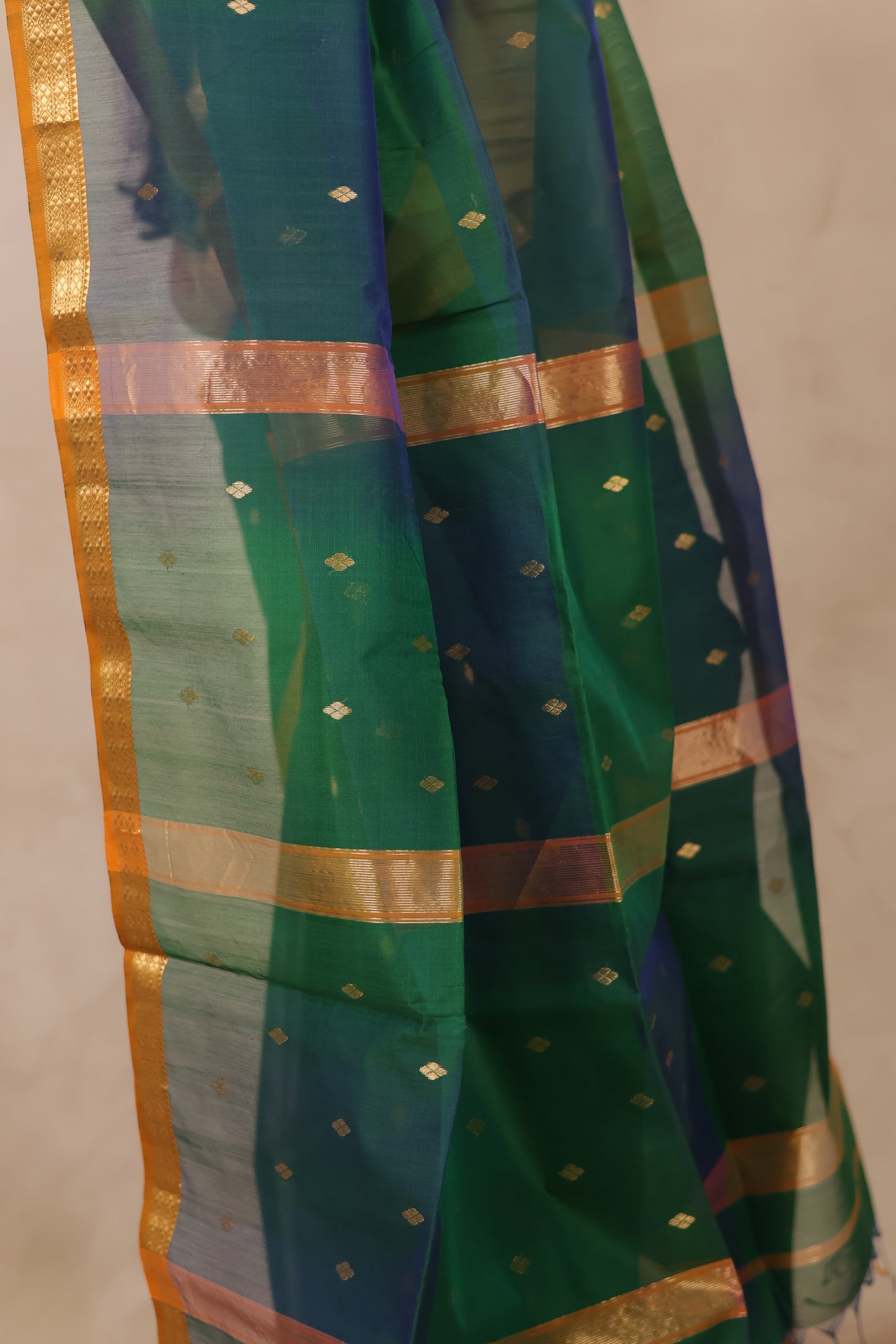 Green Dual Tone Handloom Maheswari Silk Cotton Sarees | Looms & Tassels